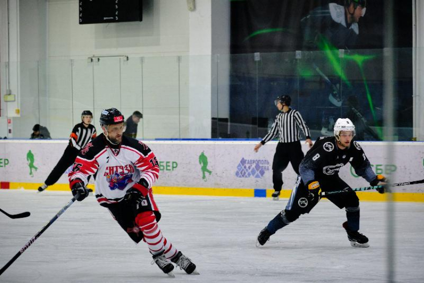 «Титаны» растерзали «Витязей»: в ставропольской Ночной хоккейной лиге на льду становится все жарче 