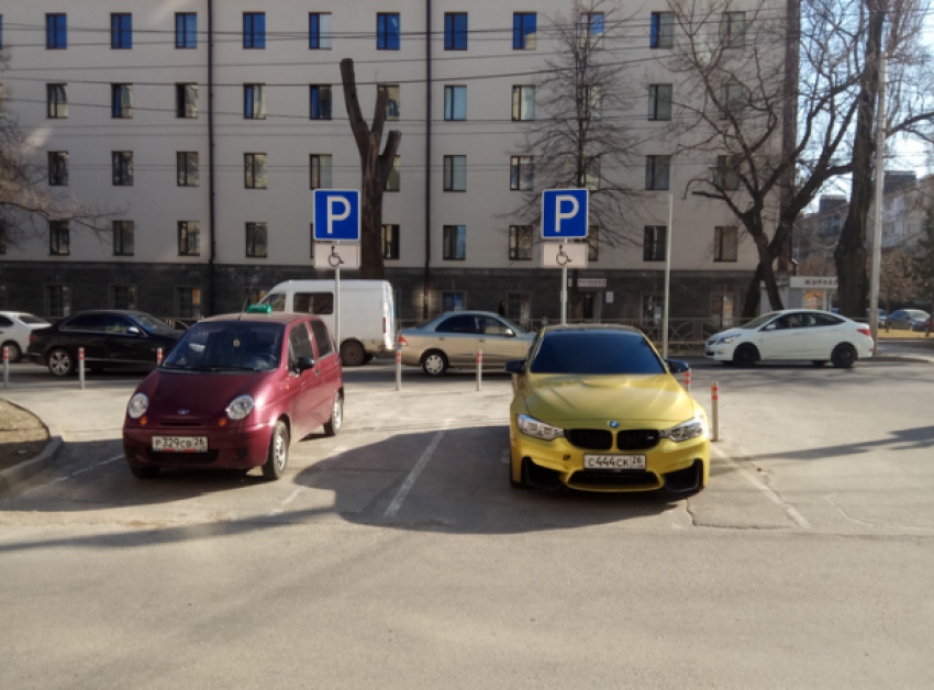 Паркуюсь как хочу: эксклюзивный золотой «БМВ» с «крутыми» номерами занял место для инвалидов в центре Ставрополя