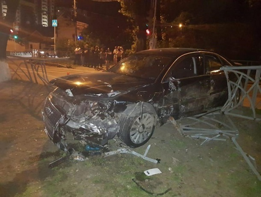 "Ауди-8» врезалась в «Мазду» и снесла ограду в центре Ставрополя - три человека пострадали