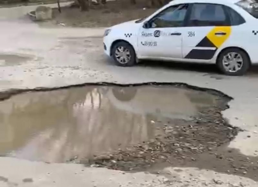 В Ставрополе из-за ямы на дороге автомобилисты ездят по тротуару 