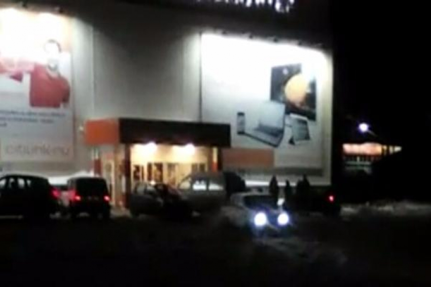 Ночной дрифт водителя на оледеневшей дороге в Ставрополе попал на видео