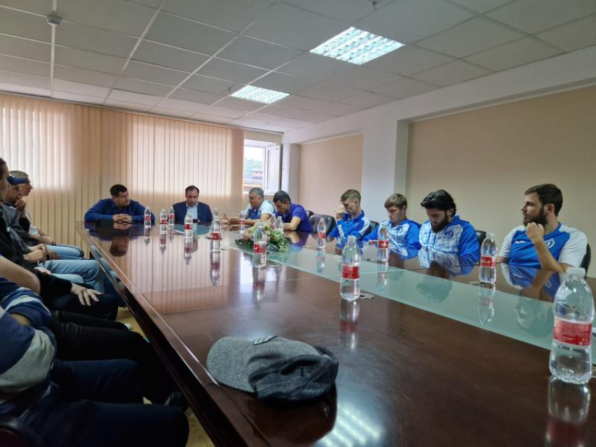 Футболисты и тренеры «Динамо» накануне нового сезона в Ставрополе встретились с фанатами