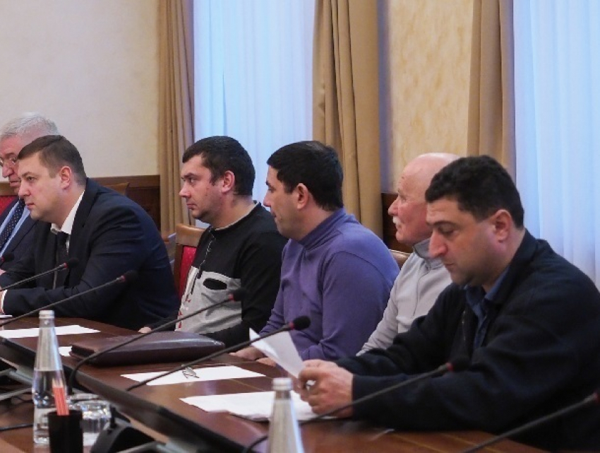 «Вам надо потерпеть»: обманутые водители 31-ых «маршруток» не верят в помощь губернатора и мэра Ставрополя
