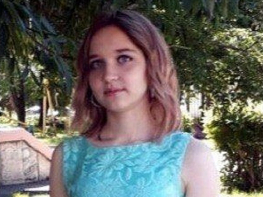 Светловолосая 16-летняя девушка с татуировкой в виде бабочки на шее пропала в Ставрополе