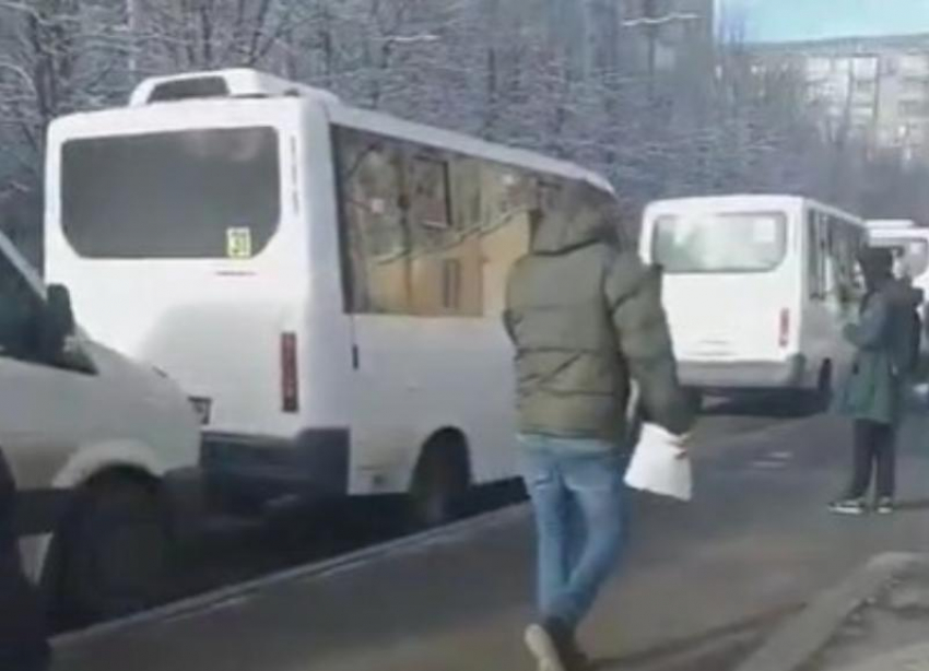 В Ставрополе маршрутки №31 оккупировали всю остановку 