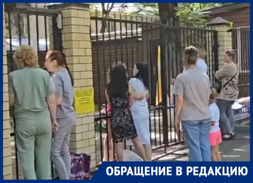 «Путевка стоит 30 тысяч»: в детском лагере Ставрополя родители встречались с детьми через железную решетку