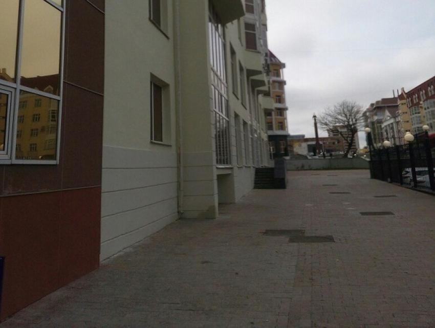 Наглые дети кидали яйца и высмеивали прохожих с балкона в Ставрополе