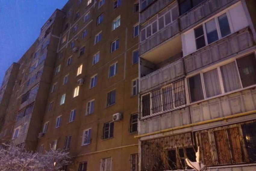 Мужчина выпал из окна многоэтажки Ставрополя в домашней одежде