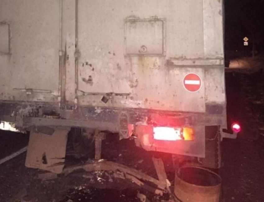 Неопытный водитель на большой скорости «влетел» в сломанный КамАЗ на Ставрополье
