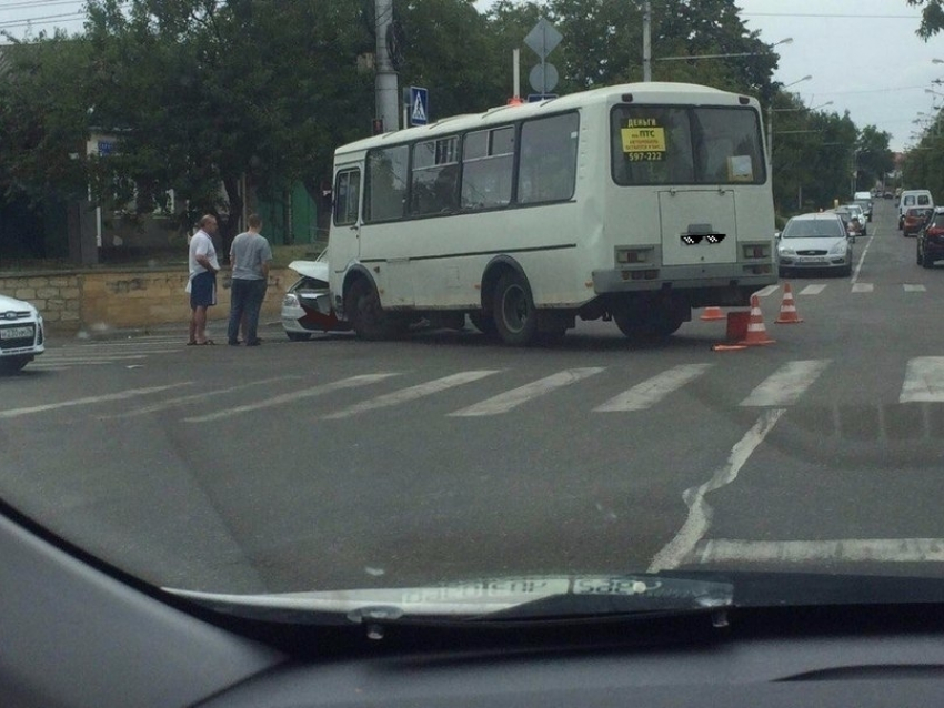 Пассажирский автобус столкнулся с легковушкой в Ставрополе