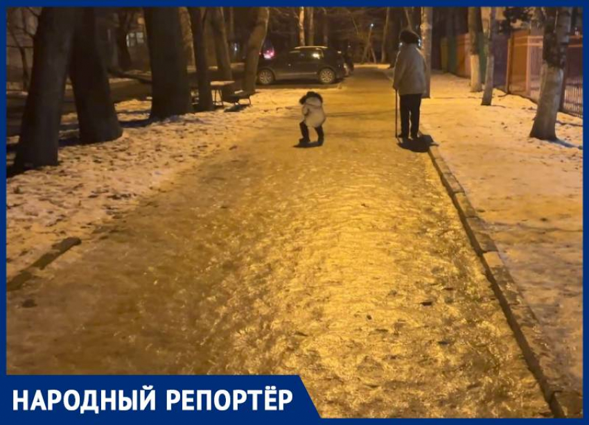 «Сплошной каток»: ледяной тротуар у детского сада 58 возмутил жителя Ставрополя