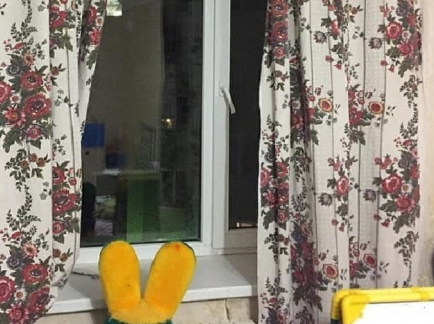 Появились фотографии квартиры и окна, откуда выпал двухлетний мальчик в Ставрополе 
