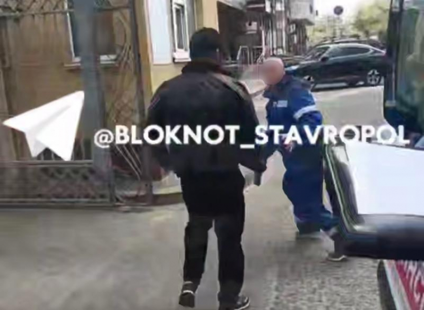   Водитель скорой помощи попал под кулаки «Рембо» на иномарке в Ставрополе