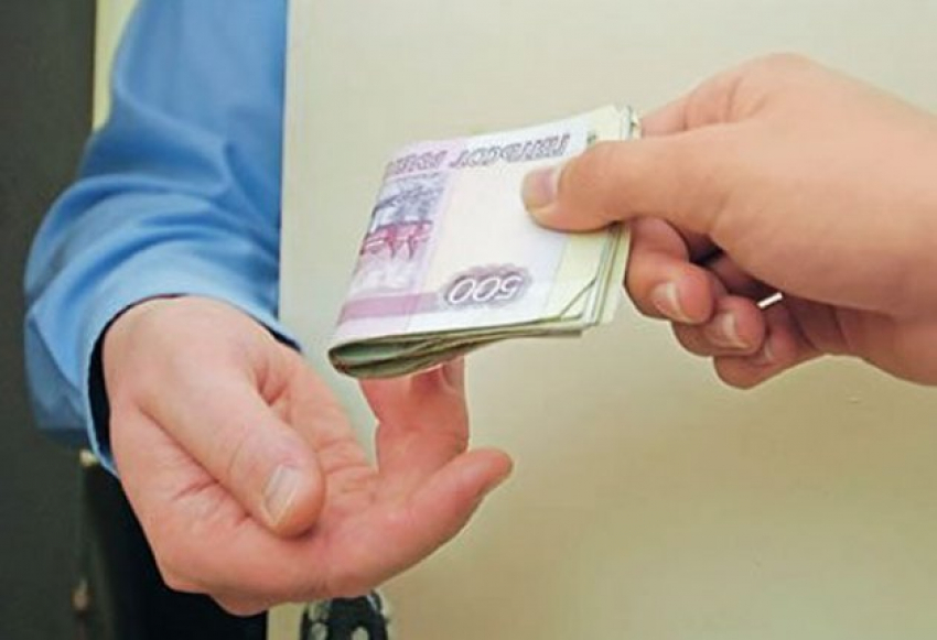 В Невинномысске тюремный работник получил взятку, чтобы создать хорошие условия для осужденного