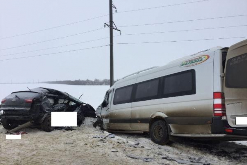 Один человек погиб и шестеро пострадали в ДТП с участием иномарки и микроавтобуса на Ставрополье