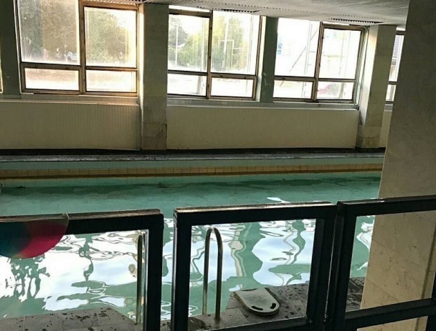 Плесень и разруха единственного детского бассейна в Минводах попали на фото 