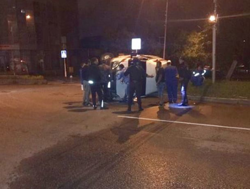 Машина «скорой помощи» перевернулась от столкновения с «Вестой» в Ставрополе