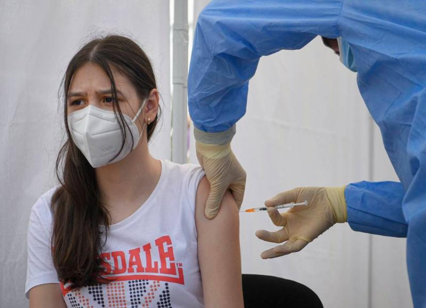Вакцинацию подростков в России запланировали на конец 2021 года