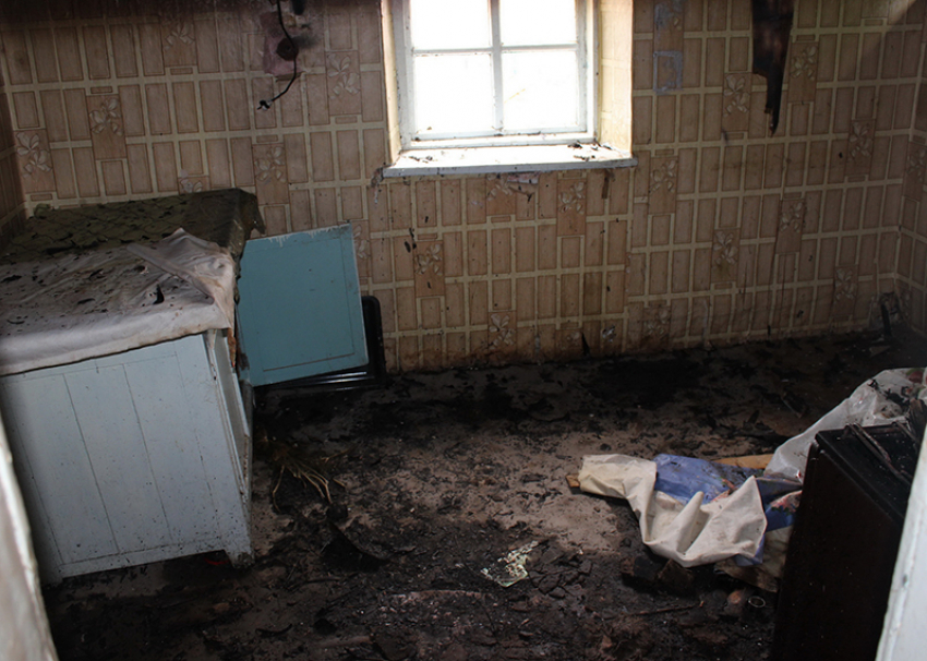 На Ставрополье пожарные помогали мужчине тушить его дом