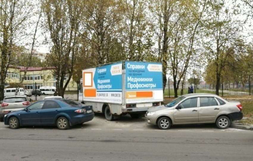 Рекламные автомобили около роддома и больницы Ставрополя возмутили местных жителей