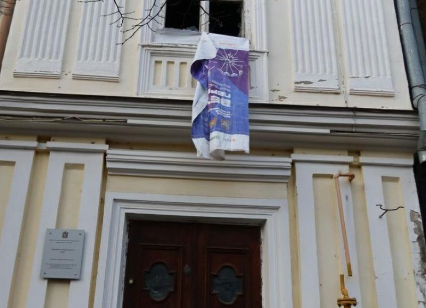 Трухлявый вид исторического здания в центре Ставрополя возмутил горожан 