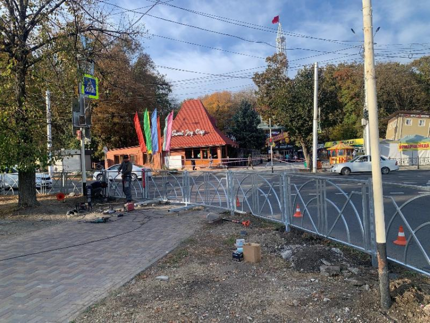 Пешеходный переход перекрыли у парка Победы в Ставрополе