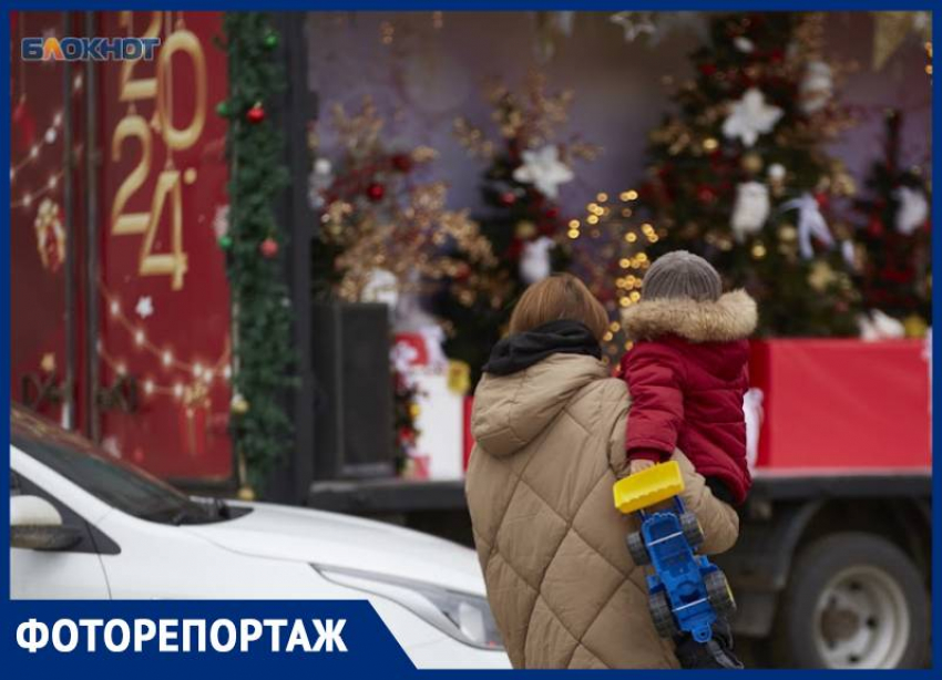 Жители Ставрополя встретили грузовик Деда Мороза
