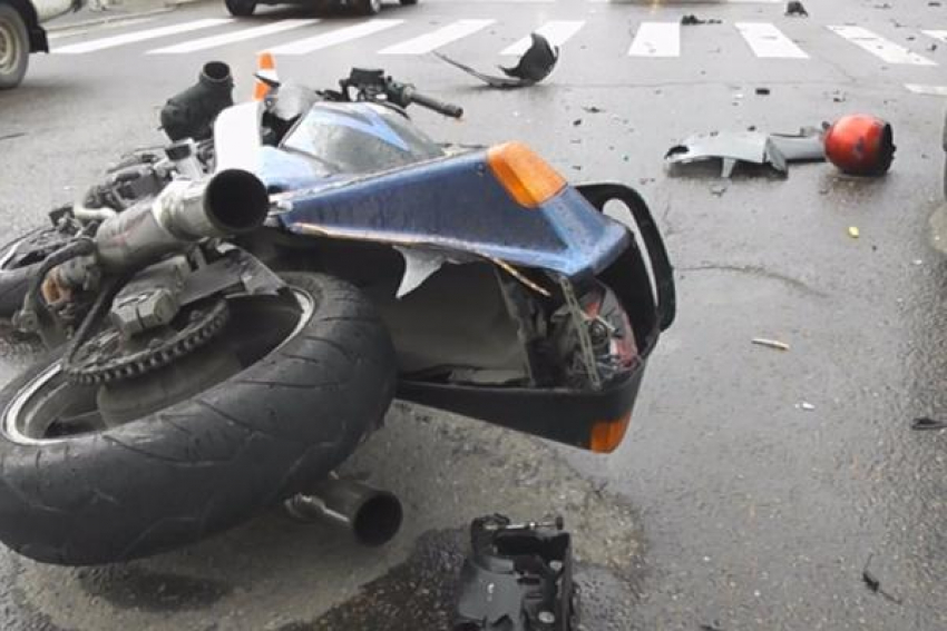 Мотоциклист не справился с управлением и сбил пешехода на Ставрополье