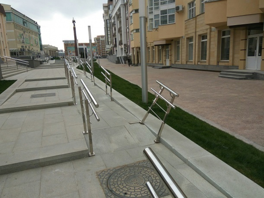 Новые перила на Александровской площади погнули вандалы в Ставрополе 