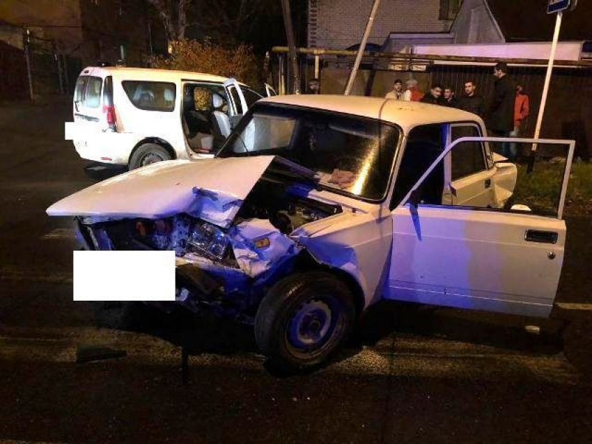 Пьяный водитель ВАЗа врезался в «Ларгус» и ранил 25-летнюю девушку-пассажира в Ставрополе