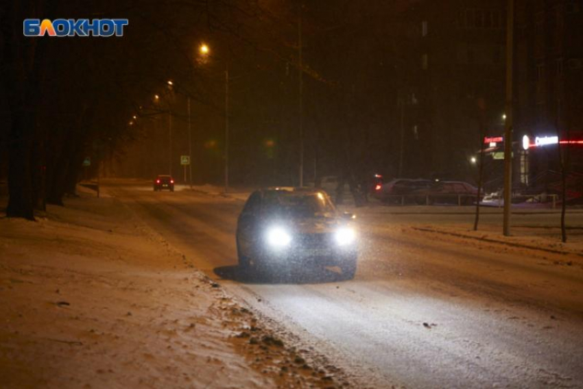 Буйная пятигорчанка разбила окно таксисту из-за отказа везти ее по адресу