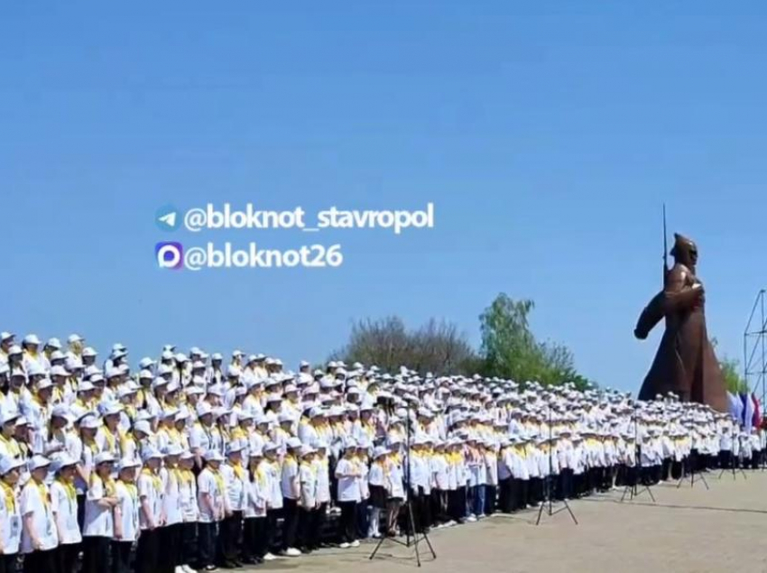 «Катюшу», «День Победы» и другие песни военных лет исполнил тысячеголосый детский хор в Ставрополе 9 мая