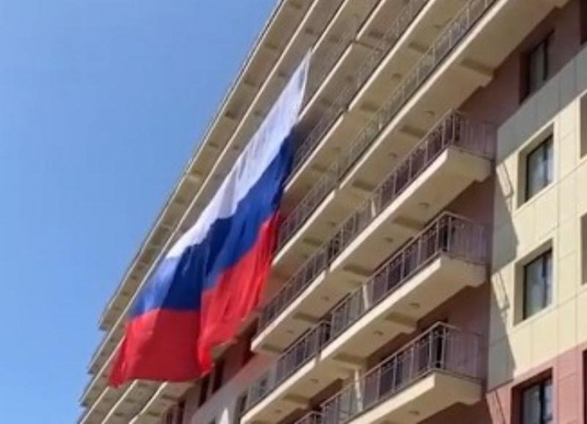 В Ставрополе развернули самый большой триколор в крае