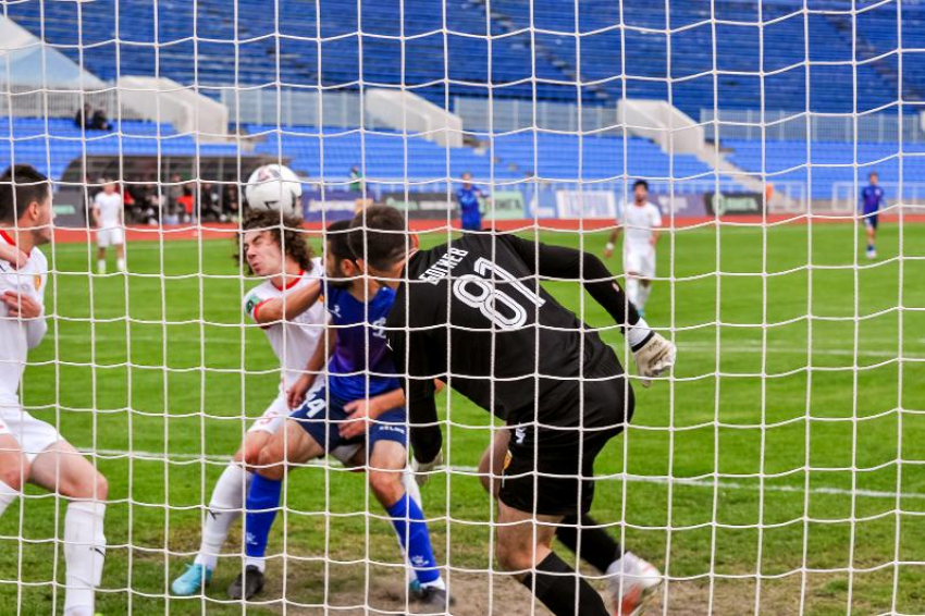 «Факел» в огне: воронежский клуб ставропольского рулевого делит лидерство с «Уралом»