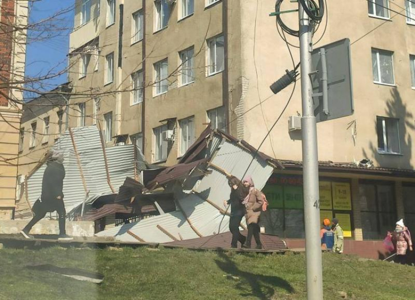 На улице Ленина в Ставрополе огромный кусок кровли был снесен ветром