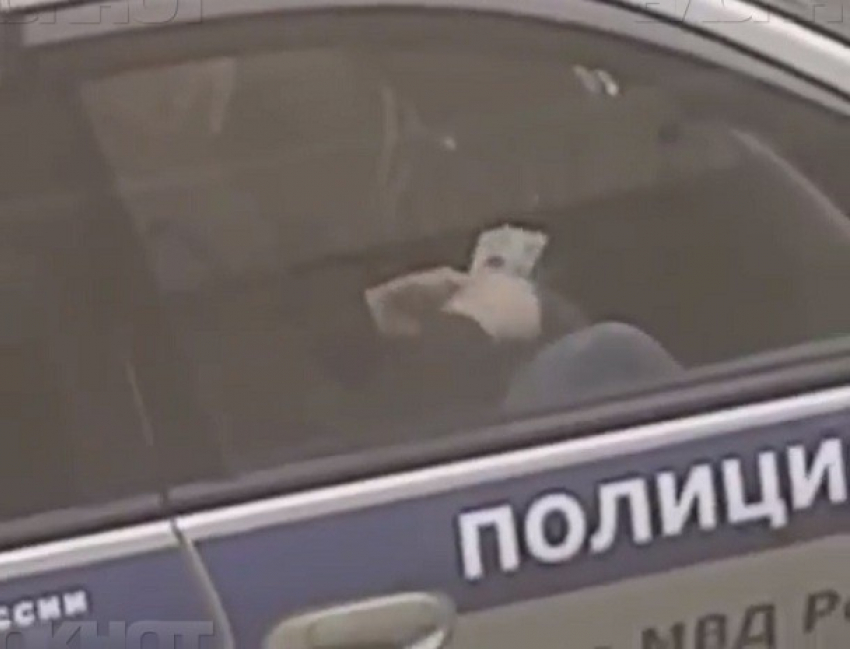 Заподозренного во взятке сотрудника ГИБДД проверит полиция Ставрополья 