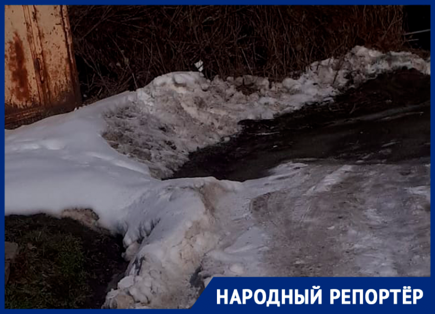 В Ставрополе из прорванной трубы на улицу месяцами льется вода