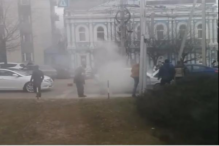 В центре Ставрополя загорелся автомобиль 