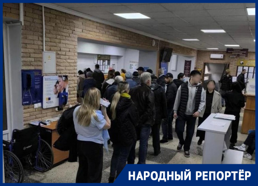 «За что главврачу платят 136 тысяч?»: огромные очереди в поликлинике №6 взбесили ставропольцев
