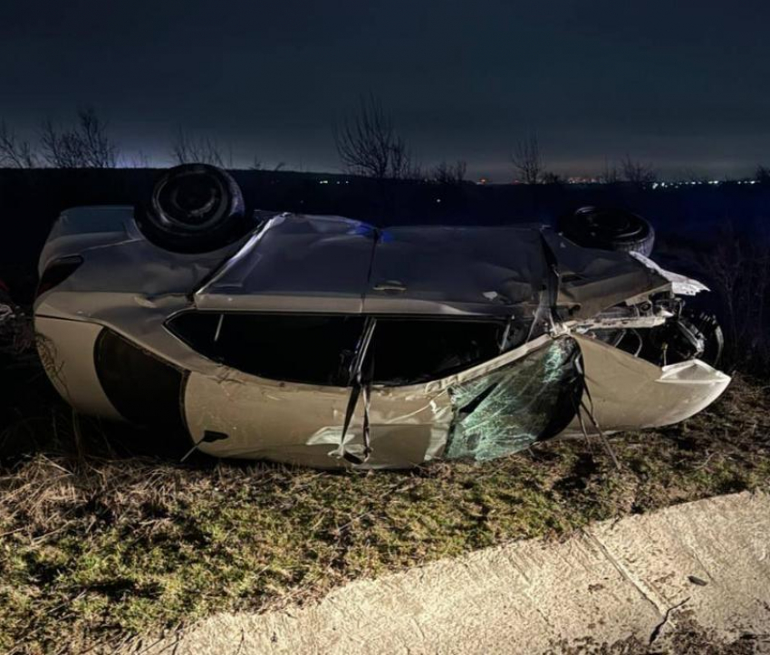 Иномарка съехала с дороги и перевернулась на Ставрополье: водитель погибла на месте