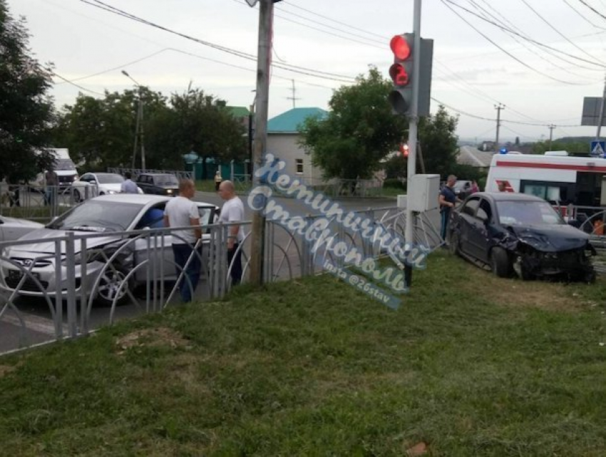 Иномарка снесла ограждение после столкновения на «заговоренном» перекрестке в Ставрополе