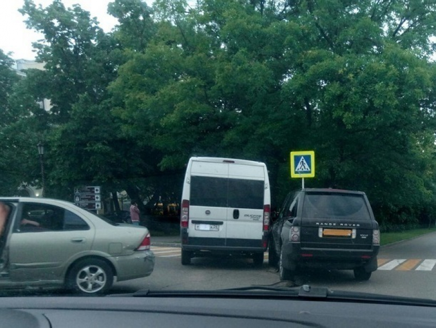 Тройное ДТП с участием маршрутки и «Рэйндж-Ровера» на «проклятом» перекрестке произошло в Ставрополе
