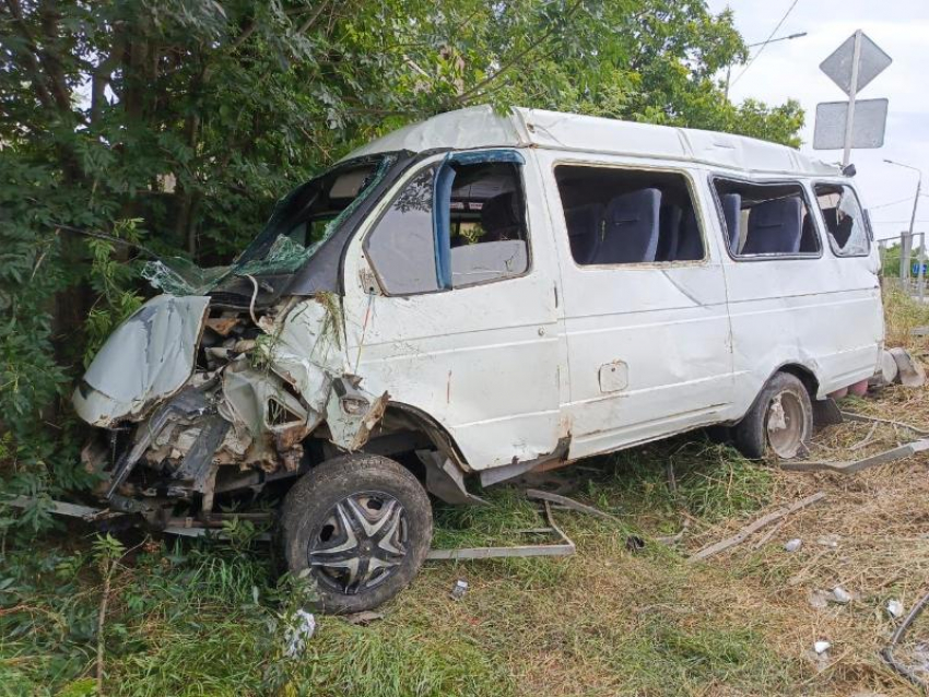 Пассажирская маршрутка вылетела с дороги в Георгиевском округе