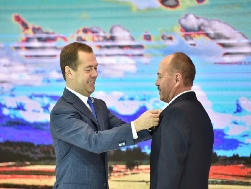 Дмитрий Медведев наградил ставропольского инженера-механика за труд