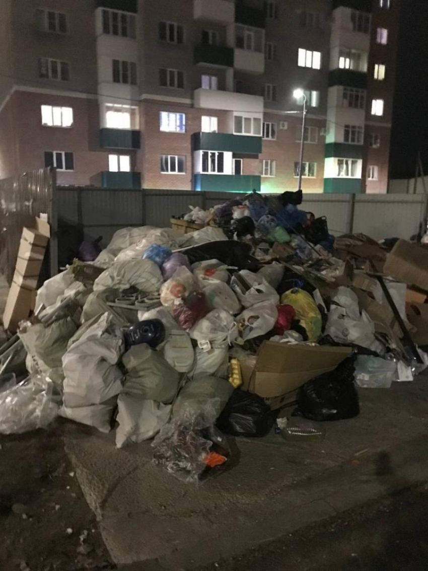 Гора из мусора приветствует жителей трех домов в Ставрополе