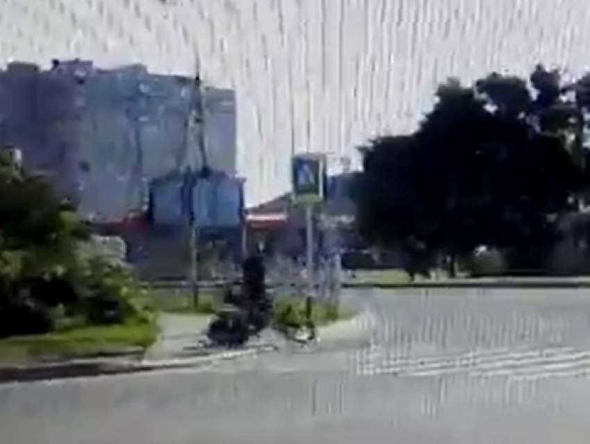 Смешное падение велосипедиста-нарушителя после пересечения «зебры» попало на видео в Ставрополе