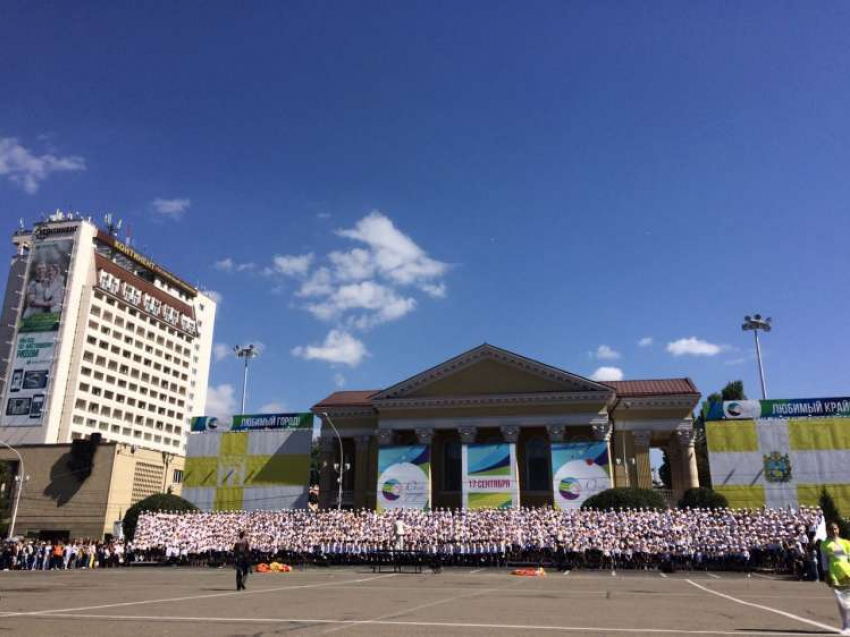 Тысячеголосый хор исполнил песни ставропольских поэтов и композиторов в День города и края