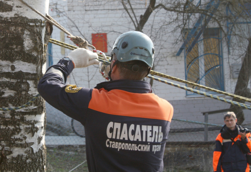 Ставропольские спасатели сняли 17-летнего нарушителя с крыши бывшего кинотеатра «Экран»