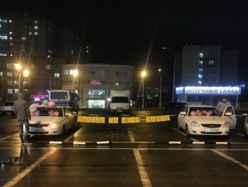 Необычное предложение с помощью двух «Приор» сделал житель Ставрополя своей девушке