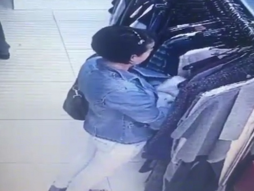 Ловкая покупательница «засветилась» на видео во время магазинной кражи в Ставрополе